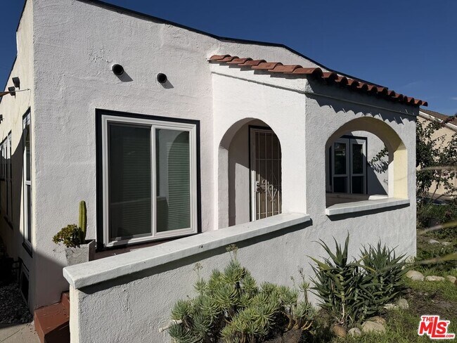 Building Photo - 2215 S Sycamore Ave