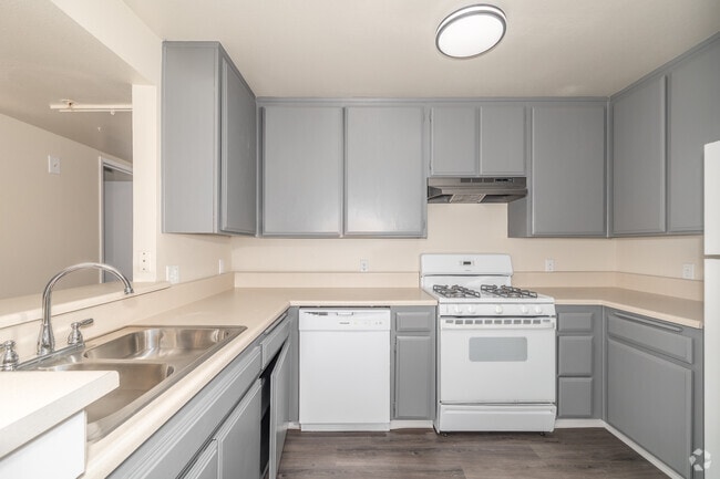 3BR, 2BA - 1,045SF - Kitchen - Hazeltine