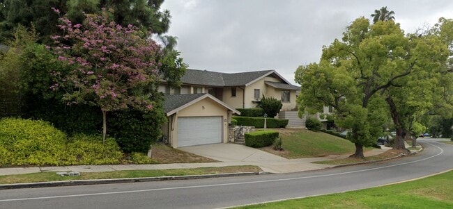 Building Photo - SPACIOUS 3 BEDROOM 2.5 BATH IN THE HEART OF LOS FELIZ