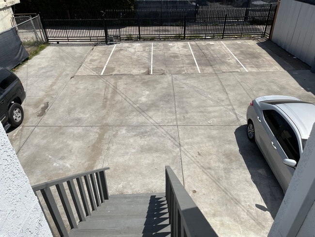 Electronic gated parking - 4606 S Normandie Ave Unit Bottom 2