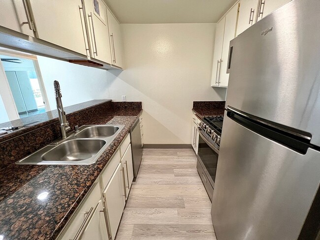 Photo - 3715 S Canfield Ave Unit 204