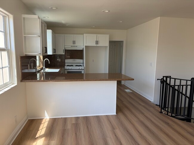Building Photo - 3111 Bayview Dr Unit A