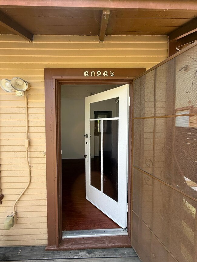 Building Photo - 6026 Eleanor Ave Unit 6026 #1/2
