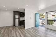 Photo - 900 W College St Unit 4