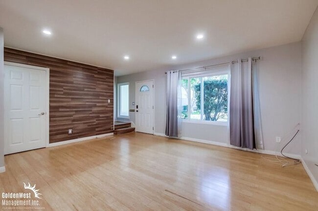 Photo - Cozy 2Bdm 1.5Ba Townhome with Modern Upgra...