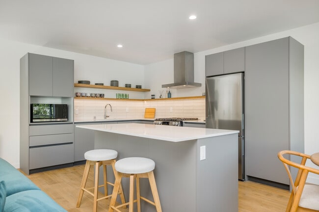 Building Photo - 1422 Tamarind Ave