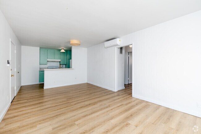 2BD, 2BA - 900SF - Living Room - South Gramercy Place LLC