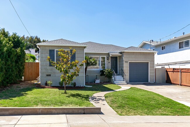 Building Photo - 4 Bedroom 3 Bath + Office / 5th Bedroom Ho... Rental