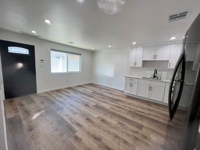 Photo - 7718 N Glenoaks Blvd