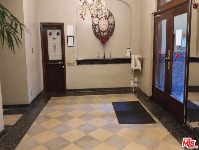 Building Photo - 630 S Kenmore Ave Unit 300