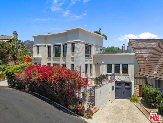 Building Photo - 2700 Glendower Ave