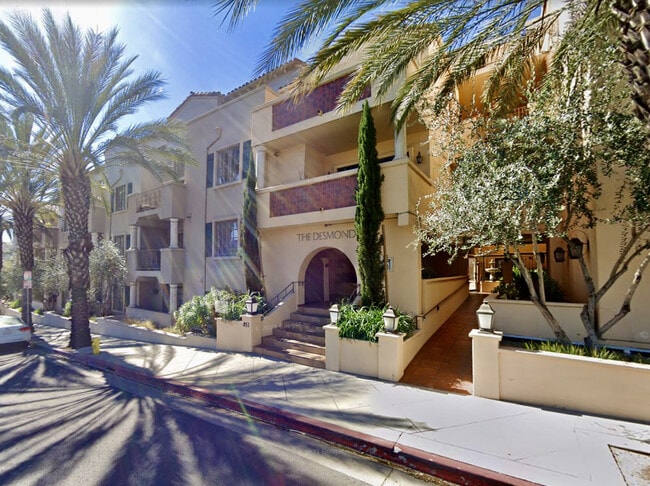 Building Photo - 851 N San Vicente Blvd