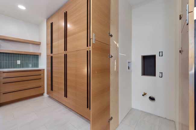 Washer/dryer hookups - 1938 Clinton St