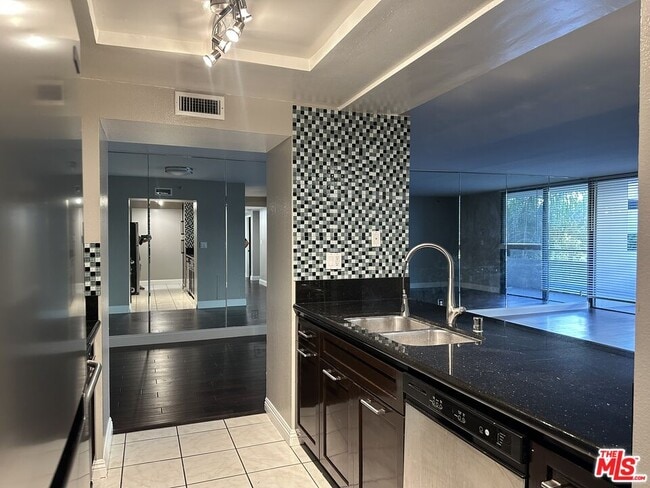 Building Photo - 600 W 9th St Unit 406