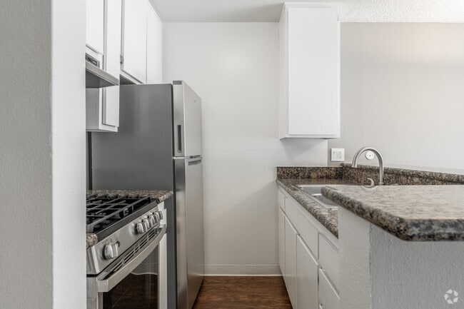 Studio, 1BA - Alsace - 541SF - Kitchen - Versailles on the Lake Apartments