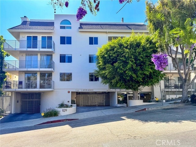 Building Photo - 1129 Larrabee St Unit 10