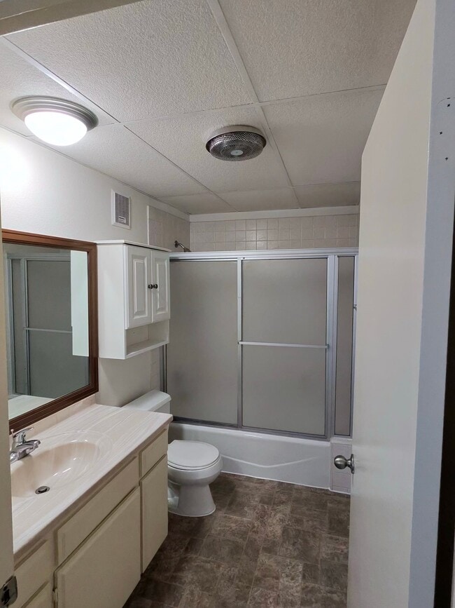 Photo - 121 S Swall Dr