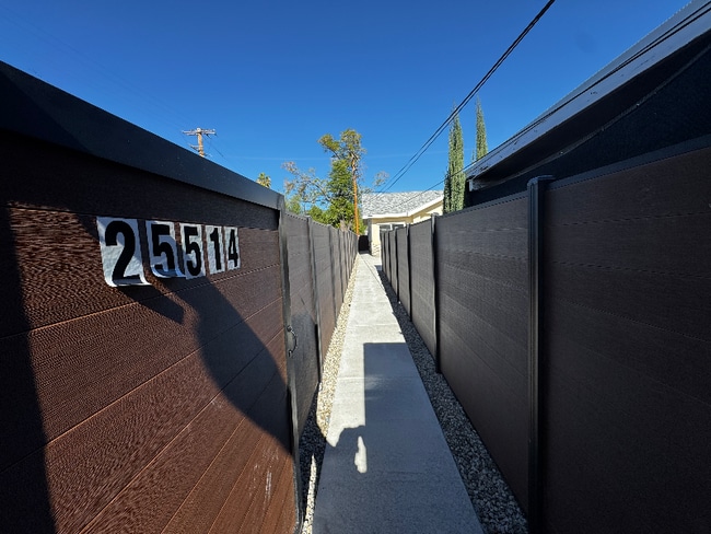 Photo - 25514 Walker St