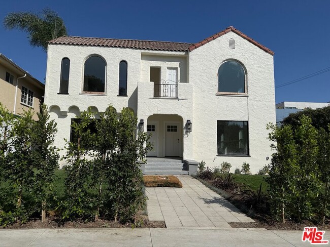 Building Photo - 900 N Alfred St Unit 2