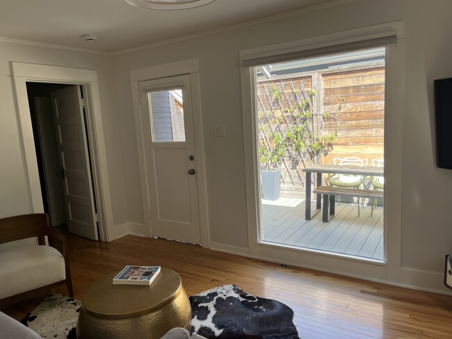 Photo - 7022 De Longpre Ave