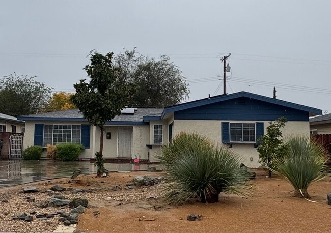 Building Photo - Spacious 3 Bedroom Home