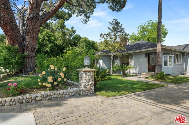 Photo - 4818 La Canada Blvd House