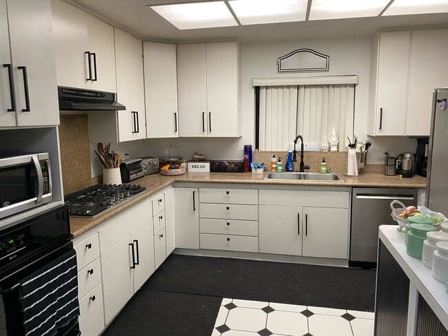 Photo - 1209 Amherst Ave Unit 102