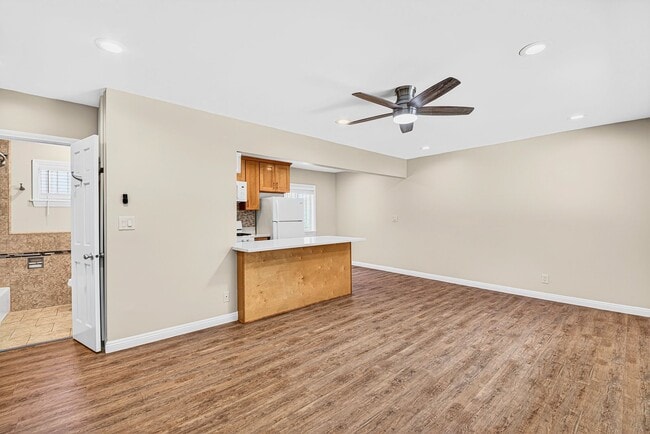 Building Photo - 1427 W Parade St Unit 04