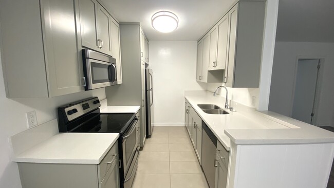 1 + 1 - 310 S Sherbourne Dr Apartments