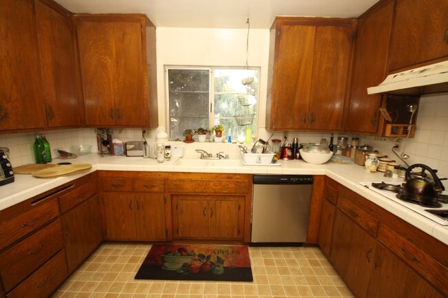 Kitchen facing East - 11061 Missouri Ave Unit 3