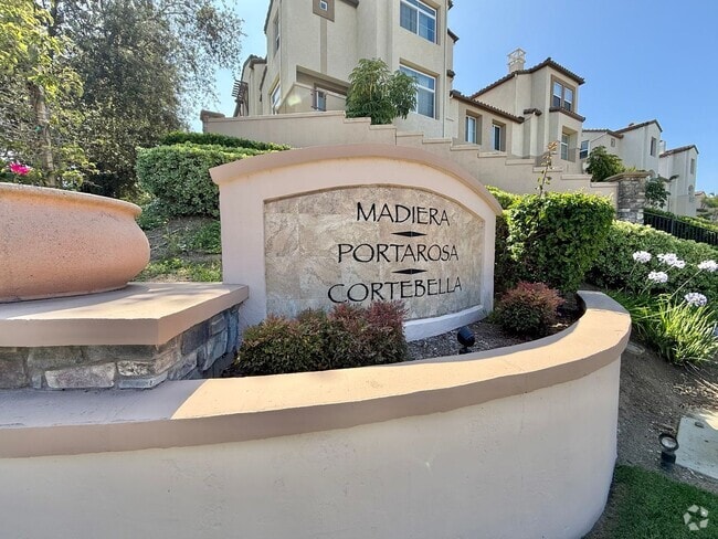 Building Photo - Two Bedroom Suite Townhome and Includes a ...