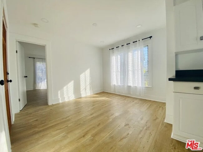 Photo - 651 Angelus Pl Unit B