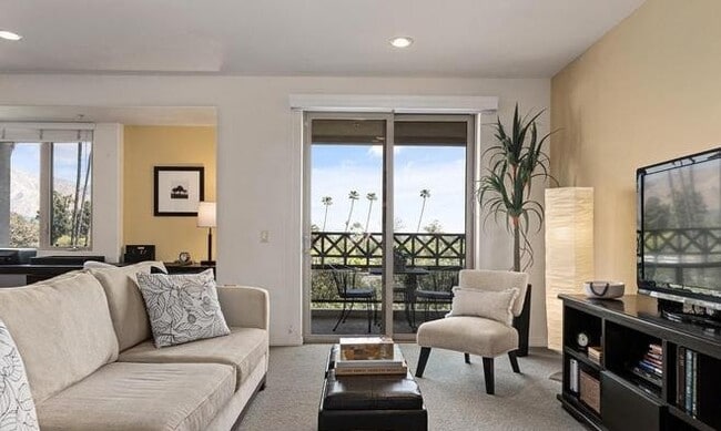 Building Photo - 931 E Walnut St Unit 209