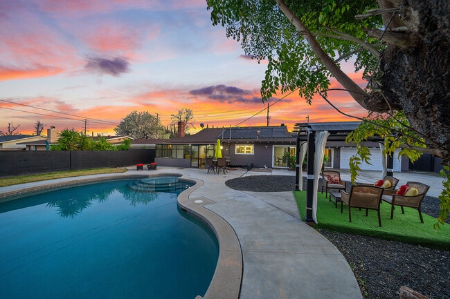 Photo - 22349 Vanowen St