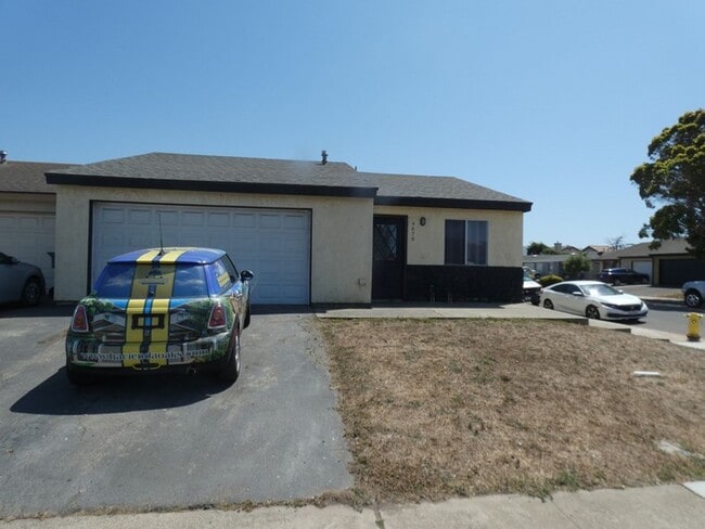 Cozy 2 bedroom 2 bath House with 2 Car Garage - Cozy 2 bedroom 2 bath House with 2 Car Garage