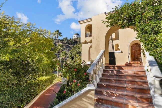 Photo - 2856 Glendower Ave