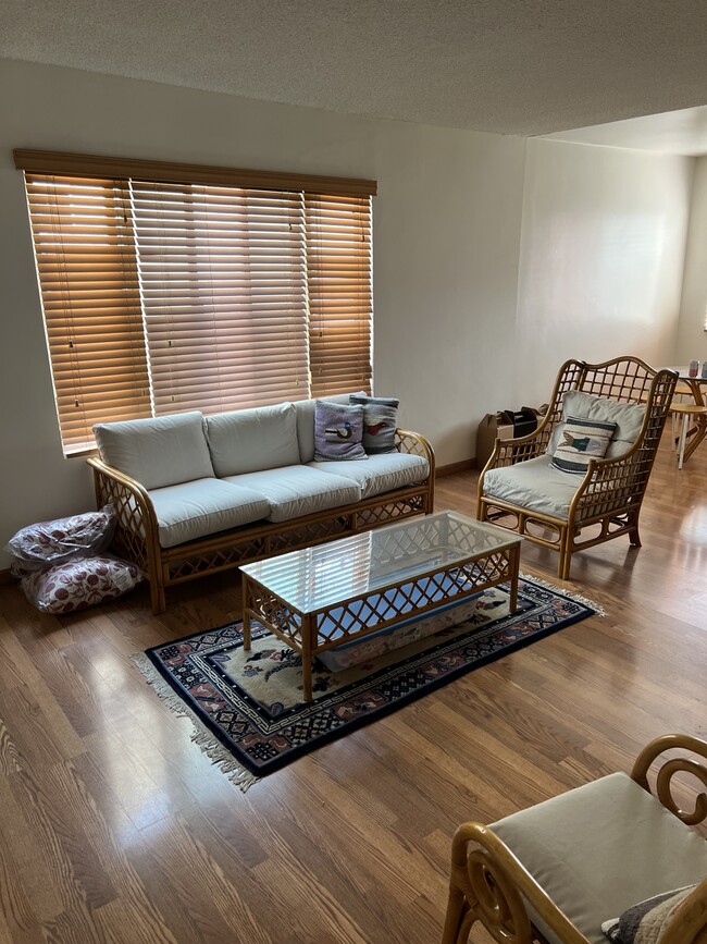 living room - 1640 Berkeley St Unit Apt 3