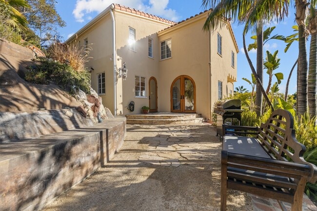 Photo - 2856 Glendower Ave