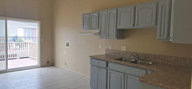 Photo - 821 N Vineyard Ave Unit D