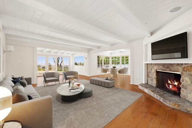 Building Photo - 2120 Linda Flora Dr