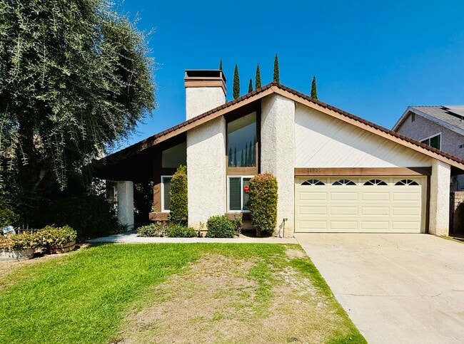 Building Photo - Bright & Spacious 3BR Home w/High Ceilings...