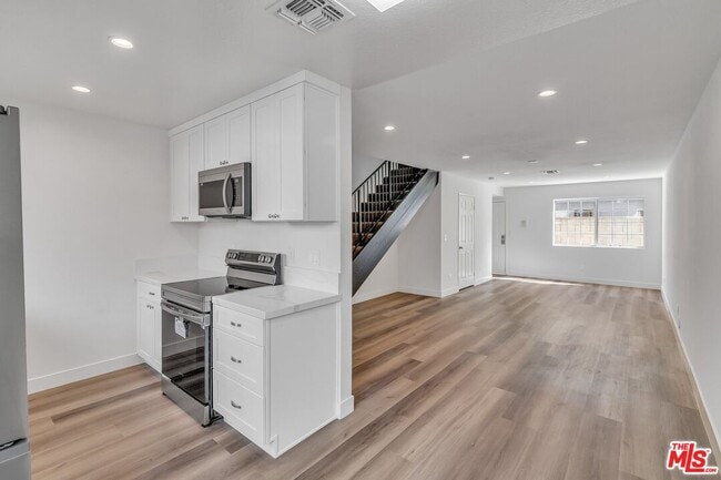 Building Photo - 6616 Sylmar Ave Unit 3