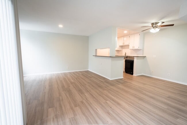 Photo - 6310 Sylmar Ave
