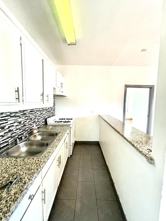 Photo - 1341 S Sycamore Ave Unit 1341