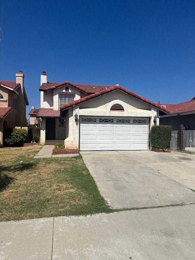 Building Photo - GREAT LOCATION! CHARMING 3BD / 2.5 BATH 2 ... Rental