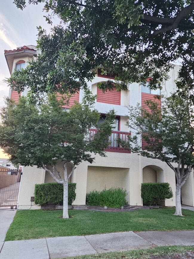 Photo - 809 S Adams St Unit Apt 4