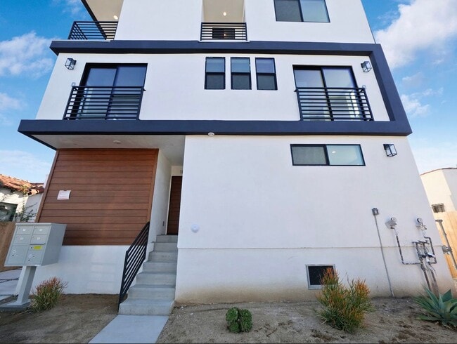 Photo - Massive 4 & 5 Bed Luxury Townhomes Unit #1858 1/2