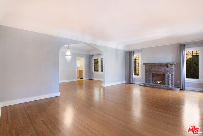 Photo - 126 N Sycamore Ave