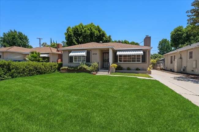 Charming Updated 2-Bedroom Van Nuys Home w... - Charming Updated 2-Bedroom Van Nuys Home w...