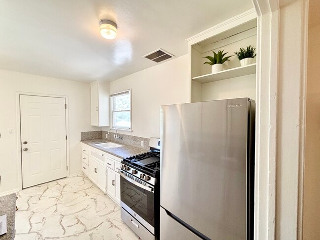 Photo - 2338 Keeler St